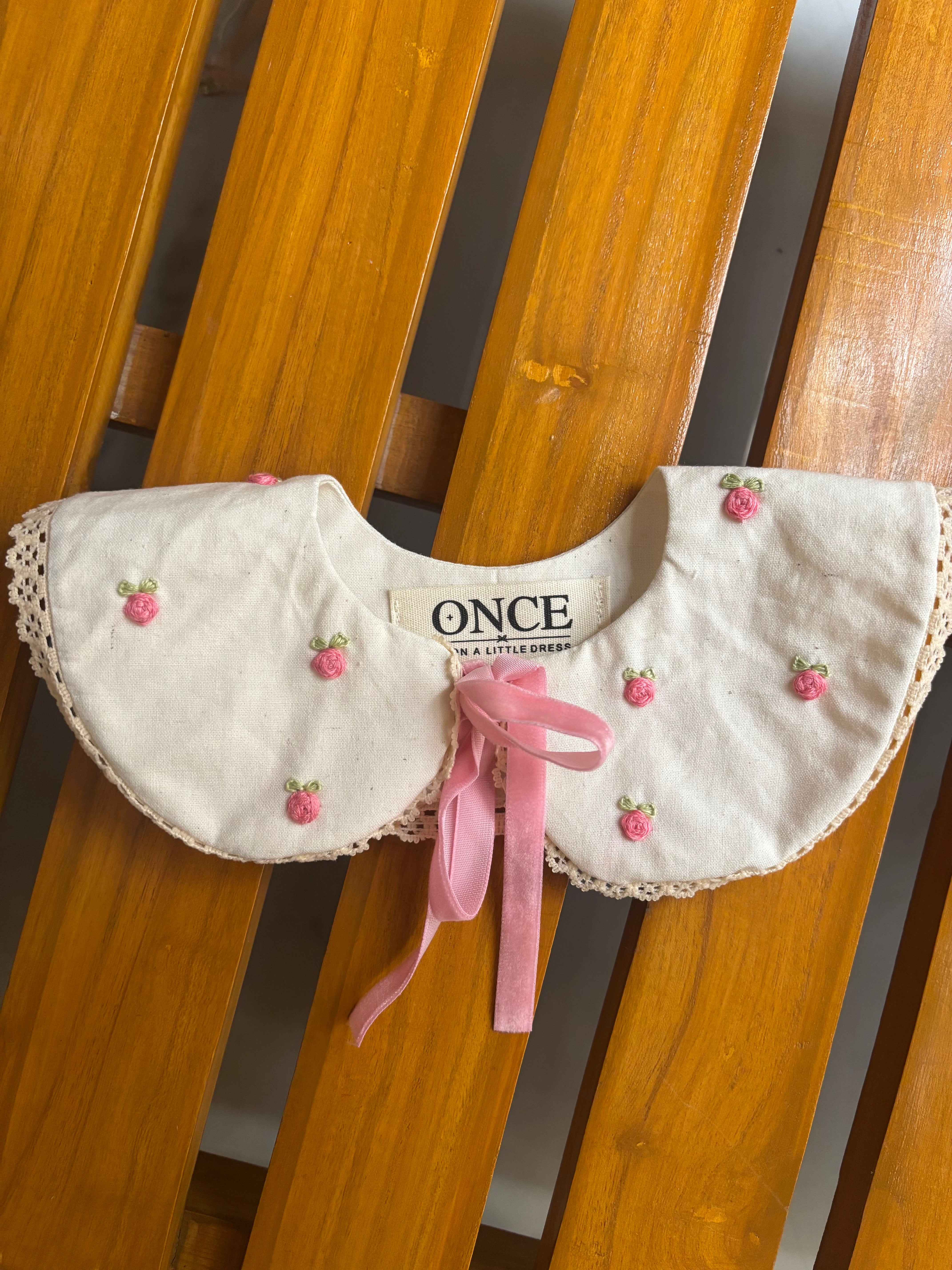 Pink rose collar