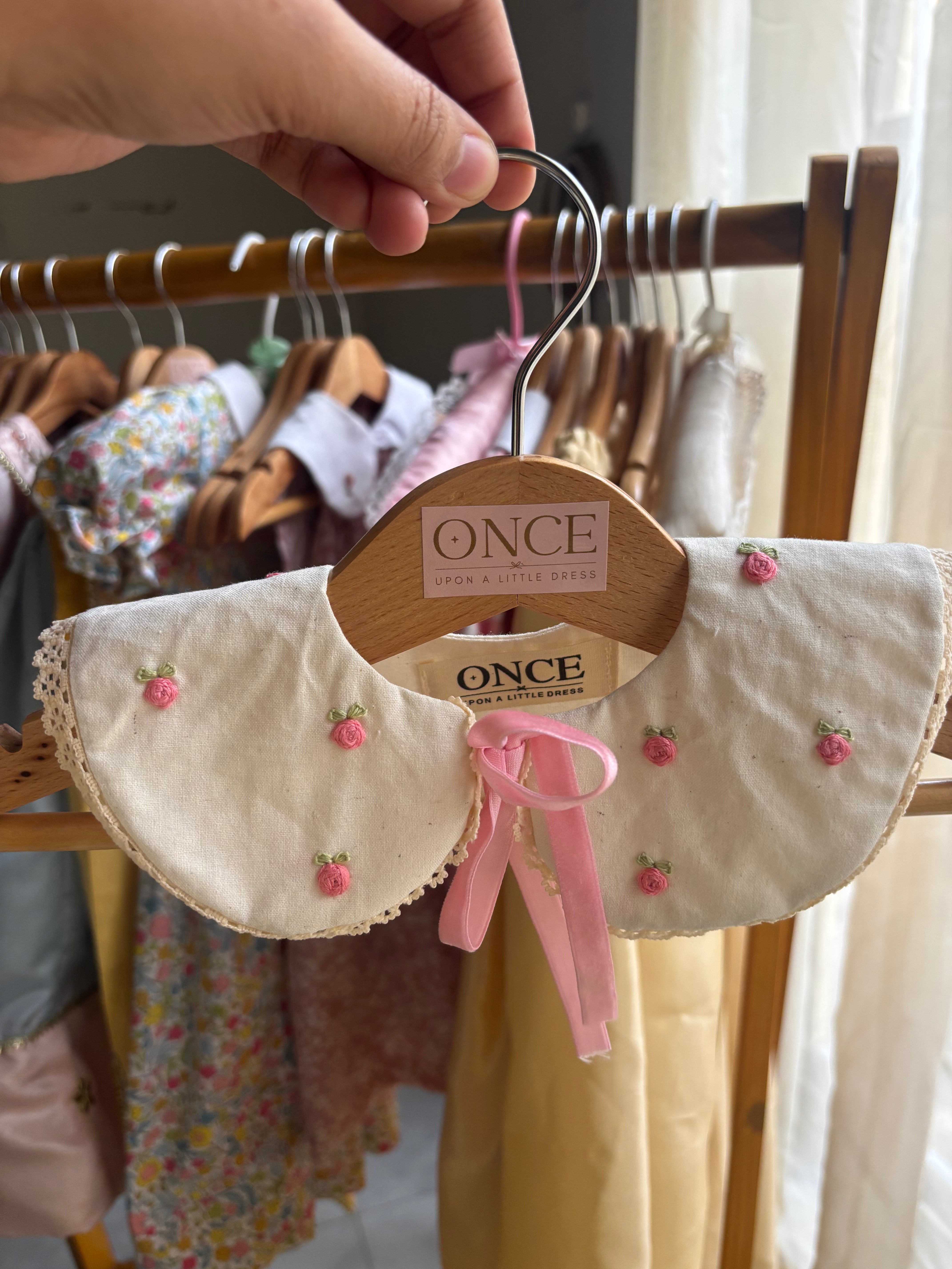 Pink rose collar