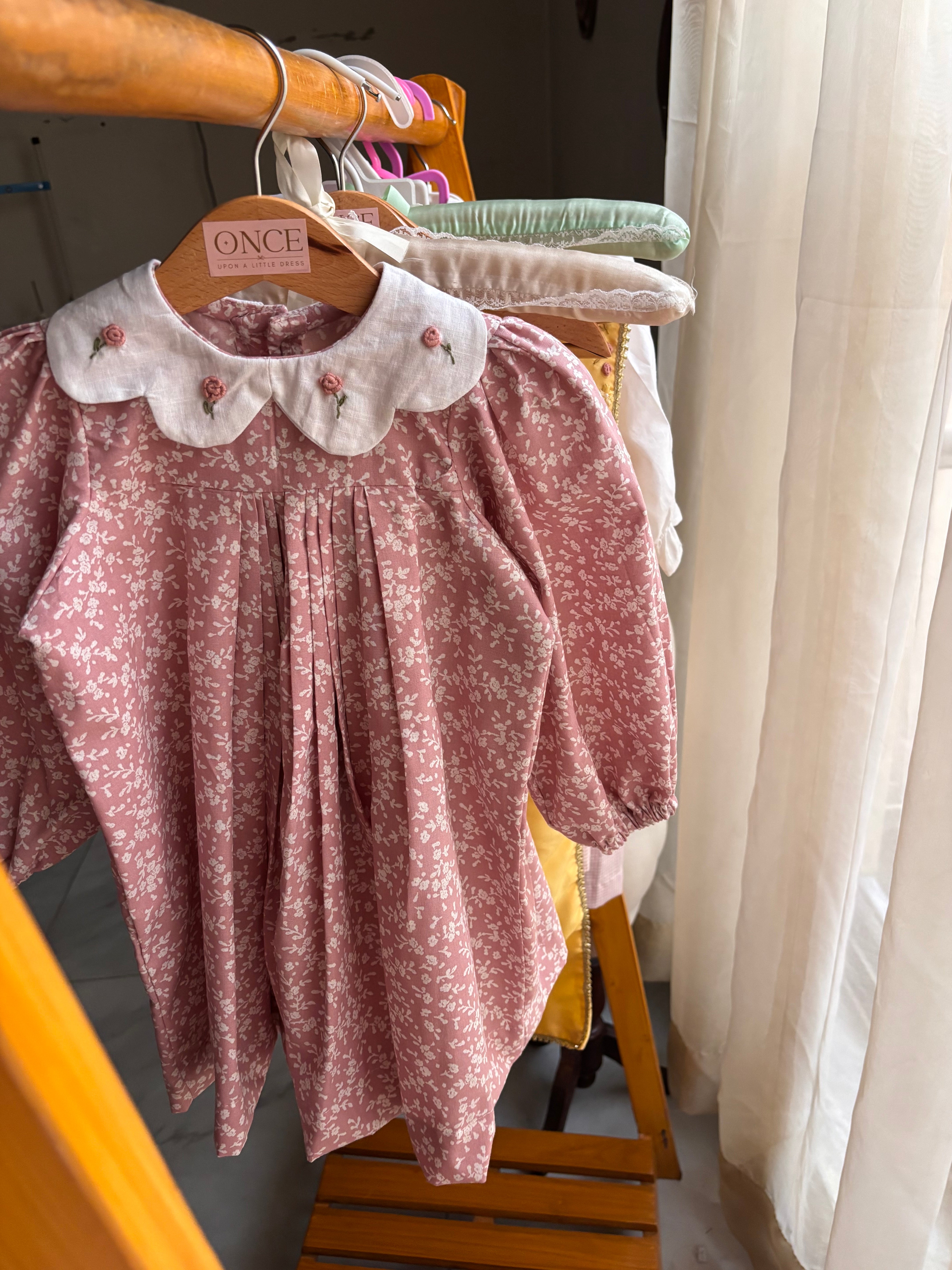 Rose collar dress with sleeves