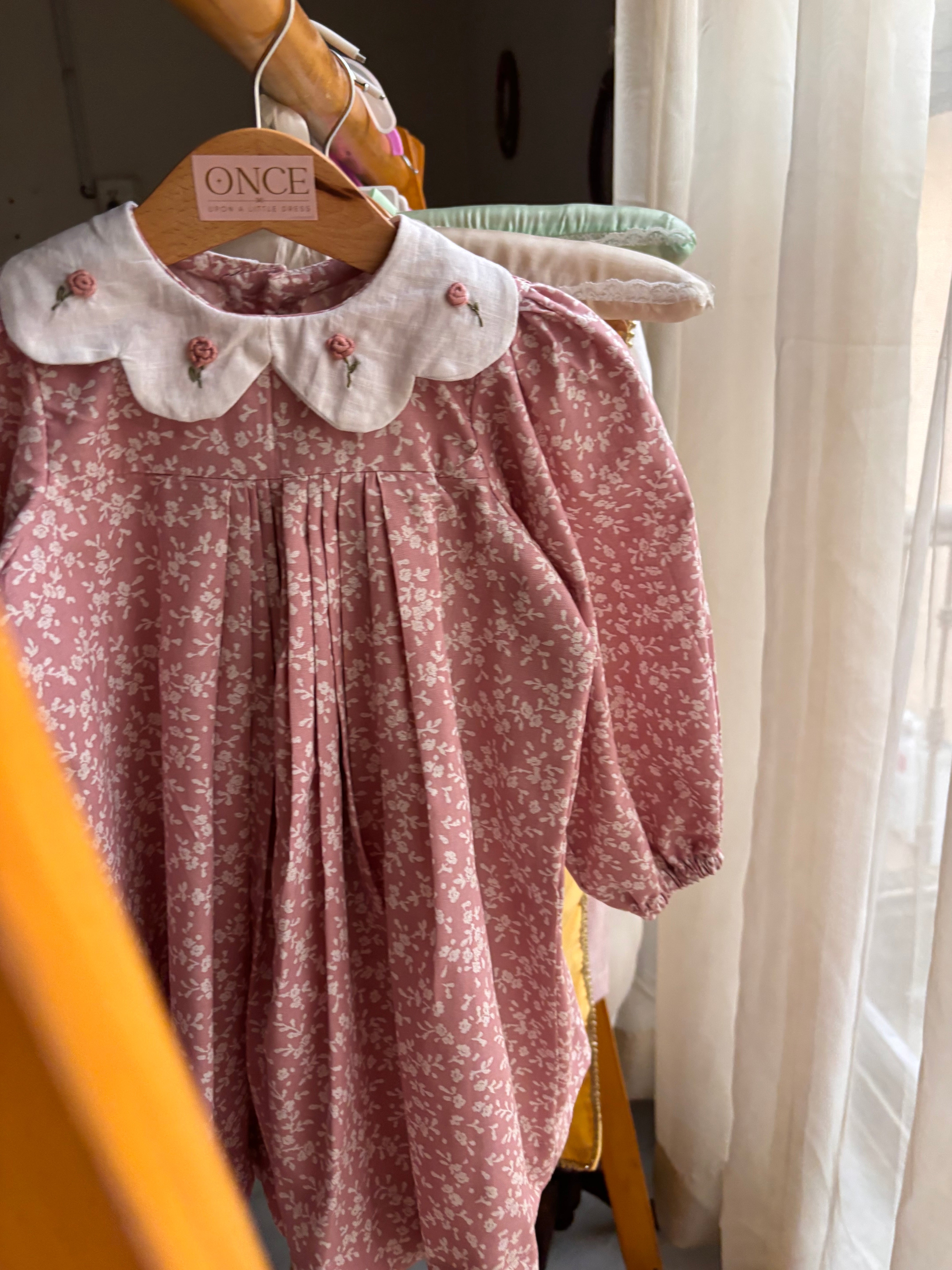 Rose collar dress with sleeves