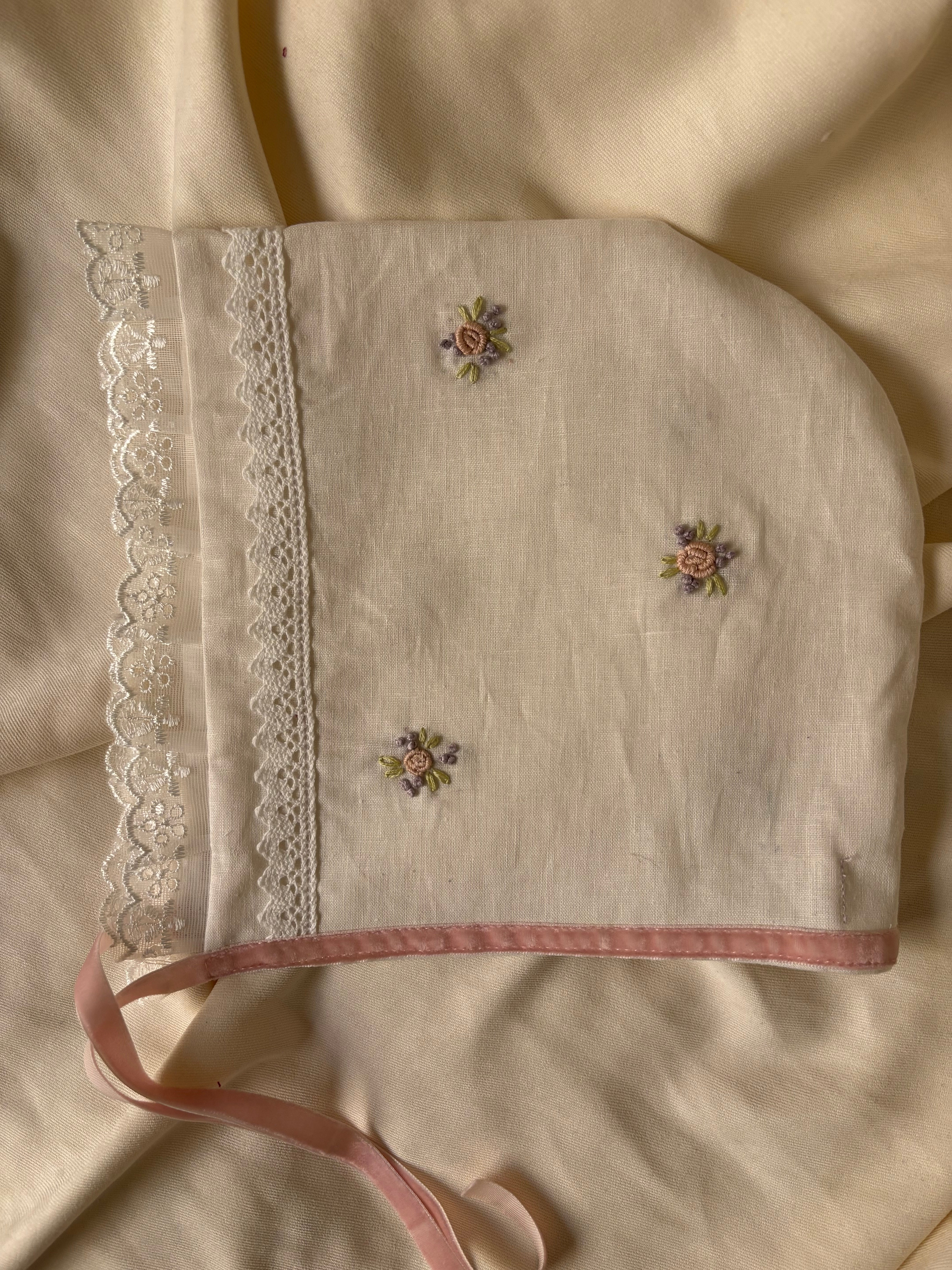 Classic white bonnet